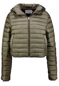 Abgeschnittene olivgrüne Steppjacke im gesteppten Design, mit durchgehendem Reißverschluss, Kapuze und dekorativem Taillenbund mit Logo-Details.