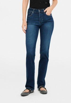 Jeans in denim blu scuro con un design a gamba dritta. Le caratteristiche includono una vita alta, tasche anteriori e dettagli di cucitura minimi.