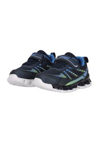 Marineblaue Sportschuhe mit einem Obermaterial aus Mesh, ausgestattet mit grünen und blauen Akzenten, einem Klettverschlussriemen und einer weißen, gepolsterten Sohle.