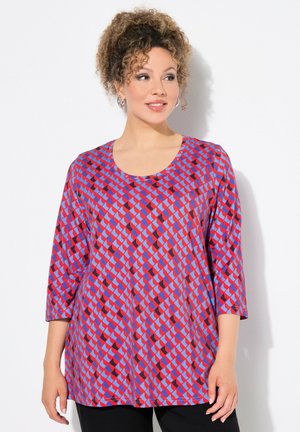 Langarmshirt mit einem geometrischen Muster aus roten, blauen und schwarzen Rauten auf einem hellen Hintergrund und einem Rundhalsausschnitt.