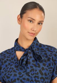 Apart Bluse - mittelblau-multicolor