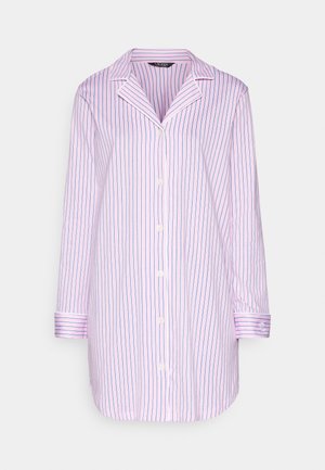 Knapp-up pysjamas skjorte med lange ermer, laget av mykt stoff, med rosa og blå vertikale striper og klaffekrage.