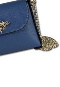 Blauwe leren handtas met een gouden bijaccent, voorzien van een stijlvolle kettingband en een gestructureerd oppervlak, met een klep-sluiting ontwerp.