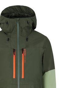 Grüne wasserdichte Jacke mit strukturiertem Finish, ausgestattet mit einer verstellbaren Kapuze, orangefarbigen Reißverschlusstaschen und kontrastierenden hellgrünen unteren Einsätzen.