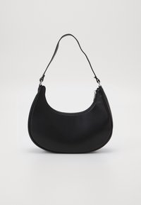 Černá kožená kabelka přes rameno s zakřiveným tvarem, zipem na vrchu a jedním nastavitelným popruhem. Hladký povrch s minimálním zdobením.