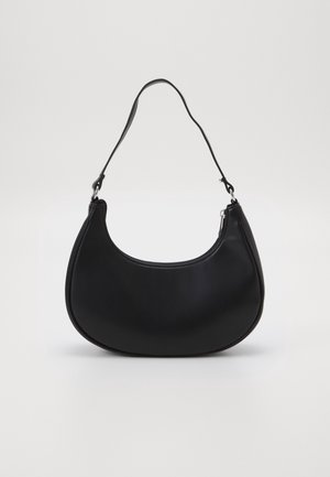 Sort læder skuldertaske med en buet form, lynlåslåse top og en enkelt justerbar rem. Glat tekstur med minimal dekoration.
