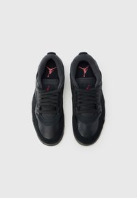 Adidași negri cu un amestec de piele și piele întoarsă, cu șireturi negre, limbă din plasă și accente roșii ale logo-ului pe talpă și la călcâie.