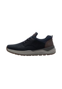 Baskets pour hommes avec une tige en daim noir, une semelle intermédiaire grise et des accents en cuir marron. Présentent des lacets gris et un panneau latéral texturé.