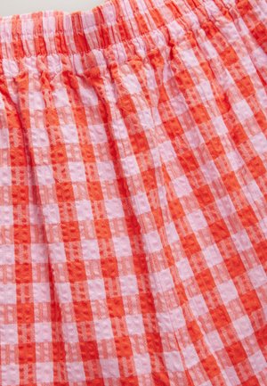 Rotes und pinkes Stoff mit Vichy-Karomuster und strukturierter Oberfläche, ausgestattet mit einem elastischen Bund für Komfort und Flexibilität.