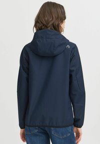 Marineblauer wasserdichter Jacke mit Kapuze, elastischen Bündchen und Seitentaschen. Glatte Textur mit einem dezenten Logo auf der Schulter. Ideal für den Einsatz im Freien.
