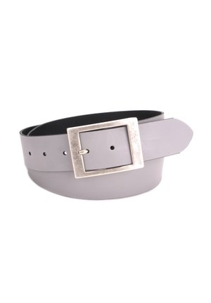 Grauer Ledergürtel, aufgerollt mit großer quadratischer silberner Schnalle und mehreren Einstelllöchern vor weißem Hintergrund.