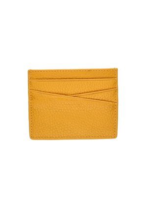 Gele, textuurlederen kaarthouder met vier horizontale kaartsleuven en gestikte randen op een witte achtergrond.