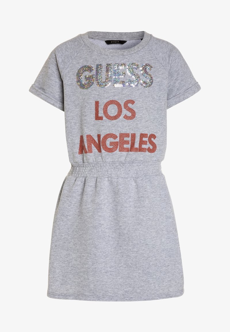 Šedé bavlněné šaty s krátkými rukávy. Mají logo "GUESS LOS ANGELES" z flitrů a třpytivého materiálu, stahovaný pas a ležérní design.