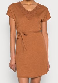 JDY Robe de jour - metallic red