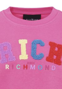 Pullover rosa con lettere testurizzate e multicolori che formano le parole "RICH" e "JOHN RICHMOND" in diverse tonalità e materiali.
