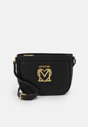 Sac bandoulière noir avec sangle réglable, fermeture éclair dorée et logo Love Moschino doré sur la poche avant.