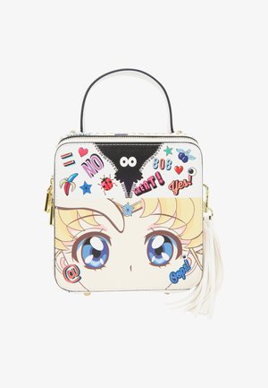 Vierkante witte handtas met cartoongezicht, blauwe ogen en verschillende kleurrijke stickers. Voorzien van een bovenhandvat en een franjesaccent. Ritssluiting.
