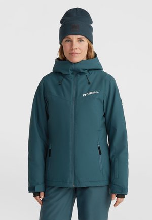 Giacca impermeabile verde acqua con cappuccio, cerniera frontale, due tasche laterali e polsini regolabili. Accompagnata da un cappellino di maglia abbinato.