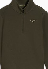 Pullover verde scuro a mezza zip realizzato in tessuto morbido. Caratterizzato da un colletto alto, cuciture laterali e logo 'HYROX' in un verde chiaro a contrasto.