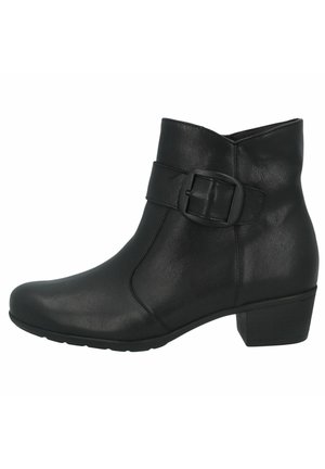 Schwarzer Leder-Stiefelette mit niedrigem Blockabsatz und dekorativem Schnallenriemen an der Seite, Seitenansicht vor weißem Hintergrund.