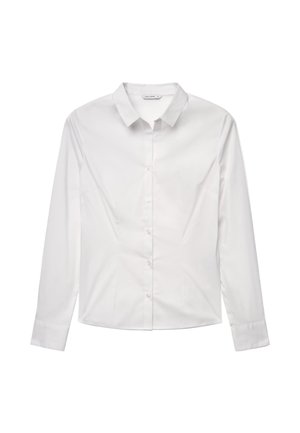Chemise blanche pour femme à manches longues avec boutons, col, taille cintrée et poignets simples sur fond blanc.