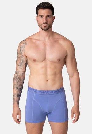 Lichtpaarse boxershorts met een zachte textuur en een gegespt tailleband met de merknaam "MUCHACHOMALO." Glad, aansluitend model.