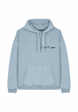 Lichtblauwe hoodie met een vooraanstaande kangoeroezak en een zwarte handgeschreven tekst met de tekst "I don't care" op de borst. Gemaakt van katoen.
