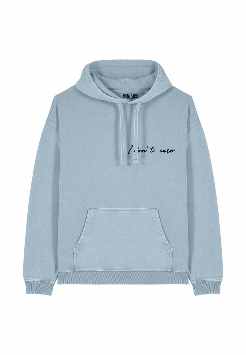 Svijetloplava hoodie s prednjim kengur džeparom i crnim rukopisnim tekstom "Nije me briga" na grudima. Od pamučnog materijala.