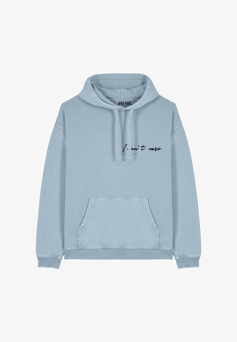 Svijetloplava hoodie s prednjim kengur džeparom i crnim rukopisnim tekstom "Nije me briga" na grudima. Od pamučnog materijala.