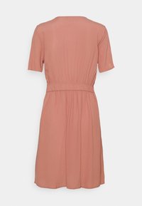 Różowo-brzoskwiniowa sukienka z krótkim rękawem, dopasowana w talii, z rozkloszowanym dołem i subtelnym marszczeniem z tyłu dla dodatkowej tekstury. Gładka tkanina.