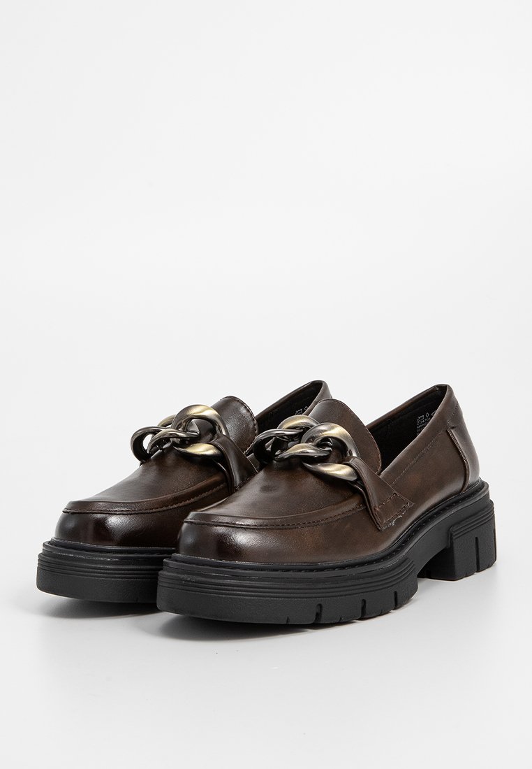 Mocassini in pelle marrone con suola nera spessa, caratterizzati da un accento decorativo a catena sulla parte anteriore. Texture liscia con dettagli cuciti.
