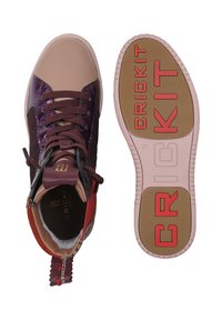 Baskets montantes en matériaux synthétiques violets et bordeaux, avec des accents beiges, un marquage rouge et une semelle en caoutchouc texturée.