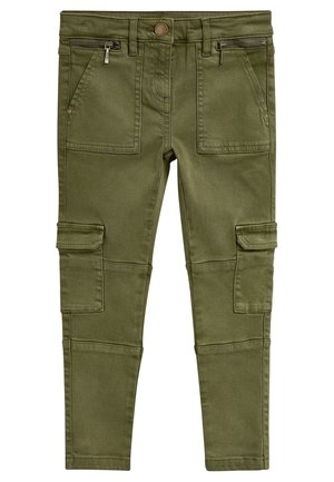Pantalon cargo vert olive avec poches avant à glissière, fermeture à boutons et poches à rabat sur les cuisses, conçu pour un usage décontracté.
