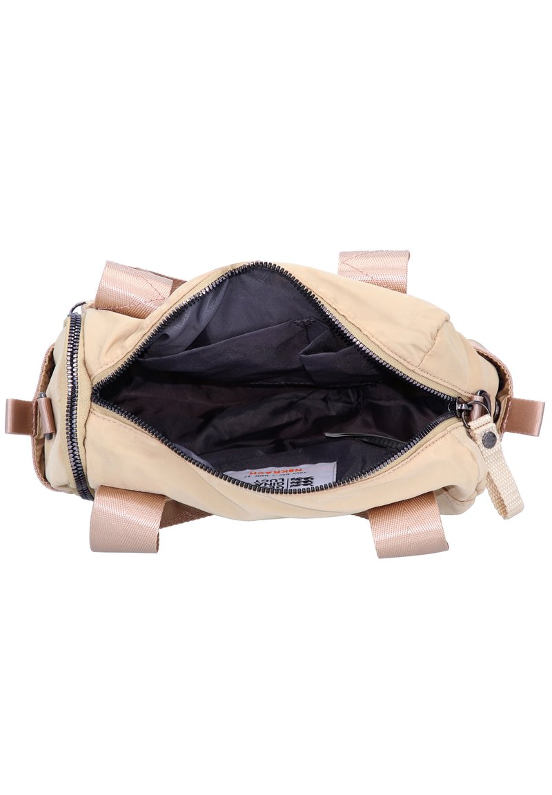 Katta dumbali oriq qizlar Trikotaj ignalari bilan kokrakni teshish