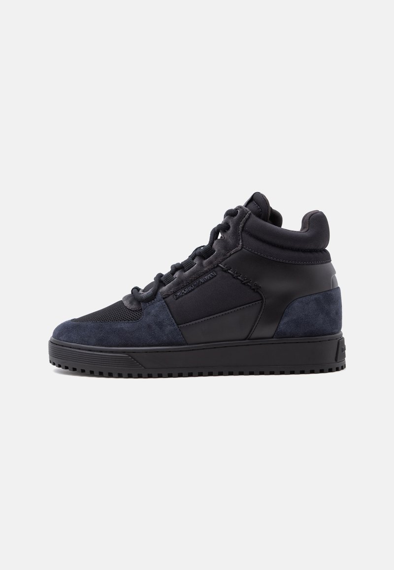 Μαύρο και σκούρο μπλε sneaker ψηλής κοπής με υφή στη σόλα, κορδόνια μπροστά και επάνω μέρος από ανάμεικτα υλικά που εμφανίζει το λογότυπο Emporio Armani.