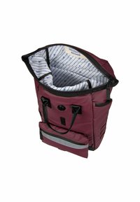 Burgunderfarbener Rucksack mit schwarzen Akzenten, strapazierfähigem Stoff, Reißverschluss oben, gemustertem Innenfutter, Fronttasche und reflektierendem Streifen am Boden.