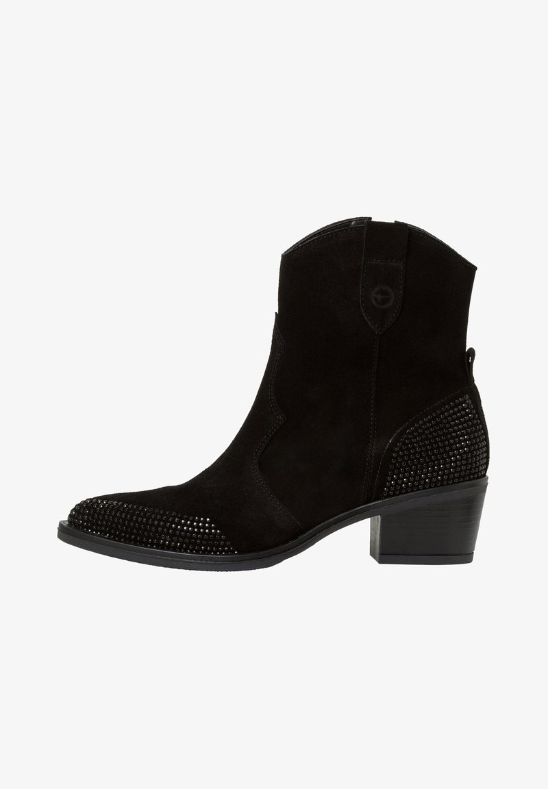 Bottine en daim noir avec un bout pointu, ornée de clous noirs sur le cap de pied et le talon, et dotée d'un petit talon carré.