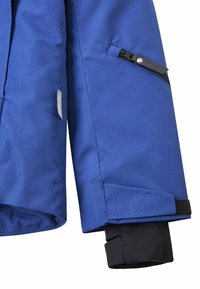 Blauer isolierter Jackenärmel mit einer Reißverschlusstasche, schwarzem Bündchen und glatter Stoffstruktur mit Klettverschluss.