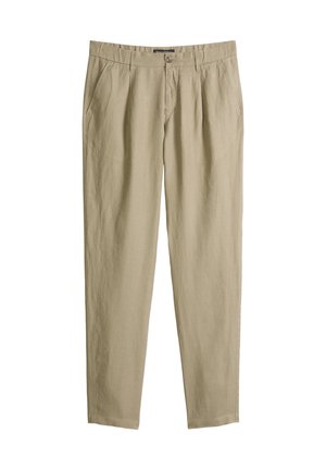 Beige gerade geschnittene Hose mit Bundfalten, Seitentaschen, Gürtelschlaufen und Knopfverschluss in der Taille, auf weißem Hintergrund präsentiert.