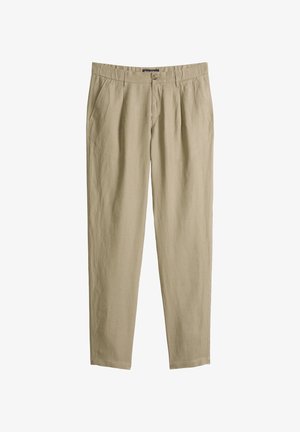 Pantalon beige à jambes droites avec plis, poches latérales, passants pour ceinture et fermeture par bouton à la taille, présenté sur un fond blanc.