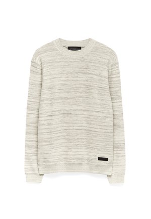Maglione a maniche lunghe grigio chiaro a girocollo in maglia con sottili righe orizzontali e una piccola etichetta rettangolare nera vicino all'orlo.
