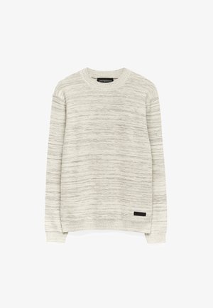 Langärmliger, hellgrauer Strickpullover mit Rundhalsausschnitt, dezenten horizontalen Streifen und einem kleinen schwarzen rechteckigen Etikett in der Nähe des Saums.