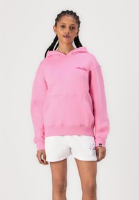 Rosa hoodie med känguruficka, ribbade ärmslut och nederkant. Har en liten logotyp på vänster bröst och är tillverkad av en mjuk bomullsblandning.