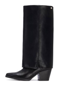 Las botas de cuero negro hasta el tobillo cuentan con un caña alta y estructurada, con punta afilada y un tacón grueso y texturizado. Detalle de hardware mínimo.