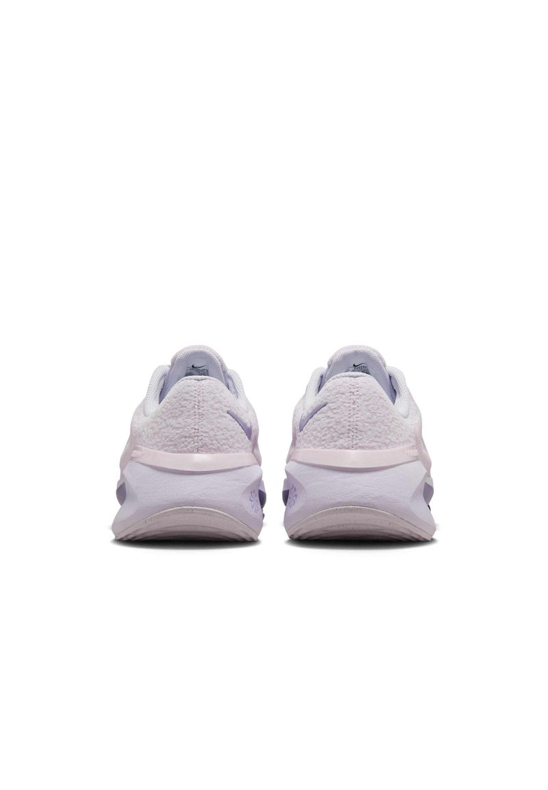 Scarpe sportive con tomaia texturizzata di un leggero viola, collo imbottito e suola bianca spessa e ammortizzata con accenti viola.
