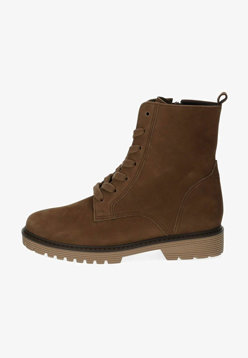 Bottes de cheville en daim marron avec un design à lacets. Présentent une semelle en caoutchouc texturé et des détails de couture, offrant durabilité et traction.