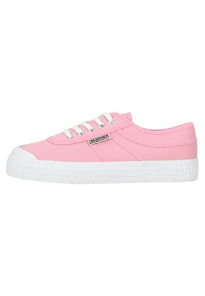 Sneaker in tela rosa chiaro con suola e punta in gomma bianca, caratterizzata da occhielli argentati, chiusura con lacci bianchi e dettaglio del logo sul lato.