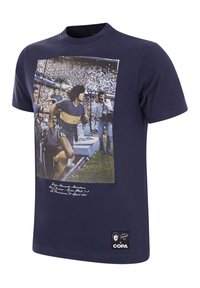 Camiseta de algodón azul marino con un estampado gráfico retro de un futbolista, con el texto debajo y una etiqueta de la marca en el dobladillo.
