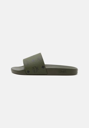 Sandale tip șlapă verde măsliniu cu o baretă lată texturată, având un model imprimat subtil și un logo în relief al brandului pe partea laterală a tălpii.