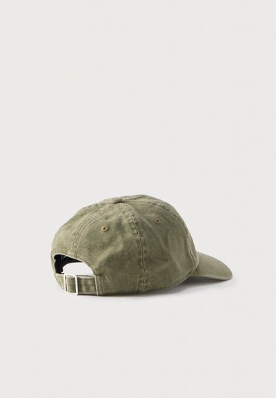 Χακί καπέλο μπέιζμπολ από βαμβάκι με ρυθμιζόμενο λουράκι και μεταλλική πόρπη, παρουσιάζεται σε απλό φωτεινό φόντο.